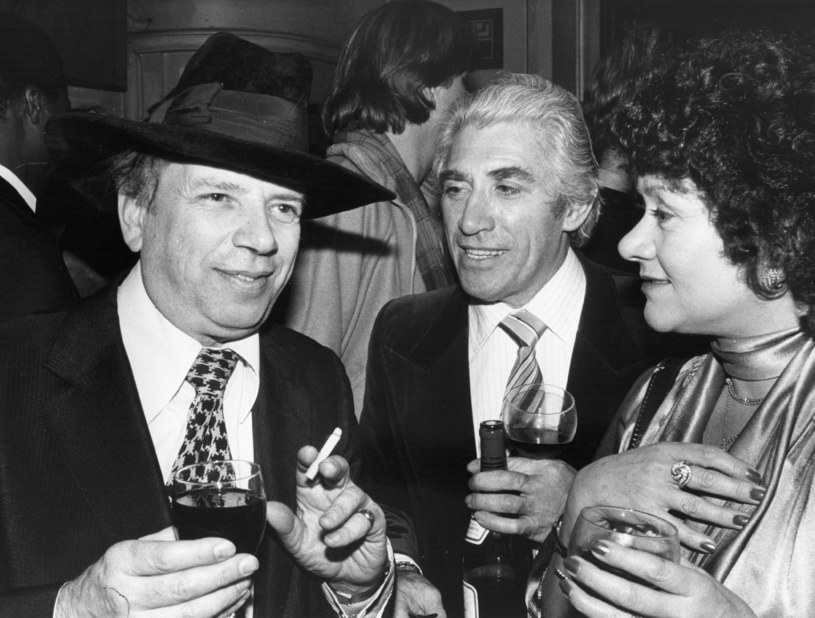 Brytyjski pisarz George Melly, aktor Frank Finlay oraz Joan Plowright - 1979 rok /Evening Standard /Getty Images