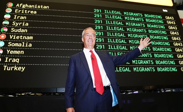 Brytyjski polityk wypowiada wojnę nielegalnym migrantom. Chce masowych deportacji
