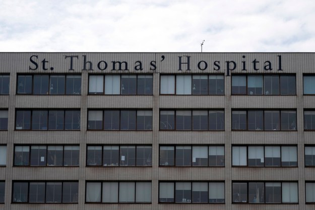 Brytyjski premier jest hospitalizowany w St Thomas' Hospital w Londynie /WILL OLIVER  /PAP/EPA