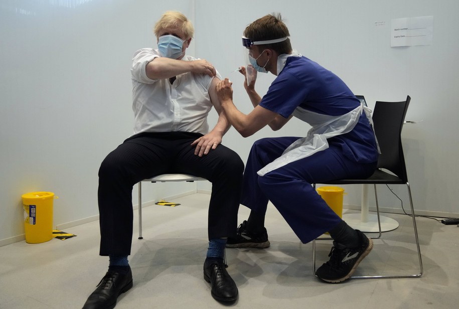 Brytyjski premier na szczepieniu /Matt Dunham   /PAP/PA