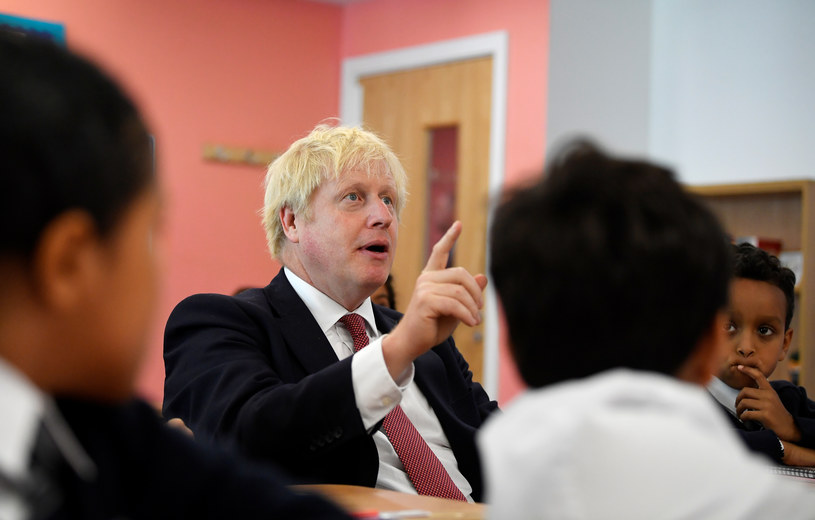Brytyjski premier uczniom podczas wizyty w jednej z londyńskich szkół /AFP