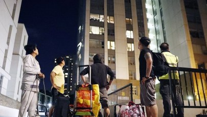 Brytyjski rząd: 27 wieżowców mieszkalnych ma łatwopalną elewację