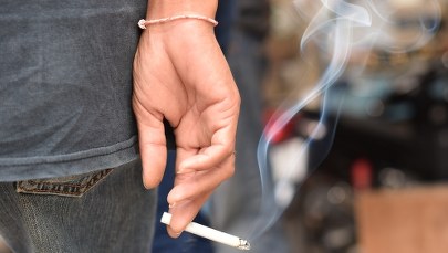 Brytyjski rząd chce zakazu sprzedaży papierosów urodzonym po 2009 roku