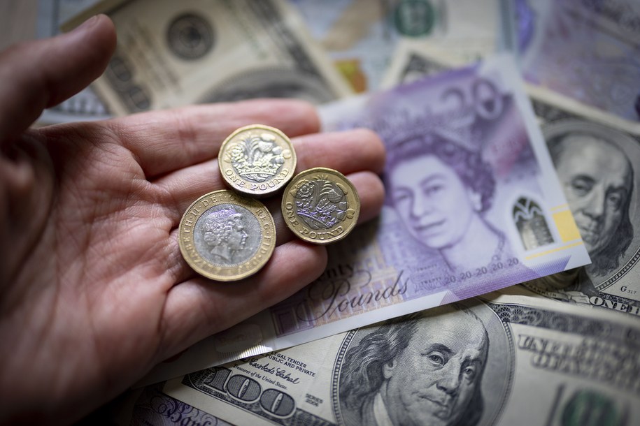 Brytyjskie funty na zdjęciu ilustracyjnym /Tolga Akmen /PAP/EPA
