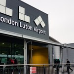 Brytyjskie lotnisko w Luton: Wznowiono loty, ale nadal są duże opóźnienia
