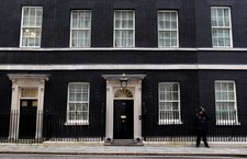 Brytyjskie media: Alkoholowe spotkania na Downing Street w czasie pandemii