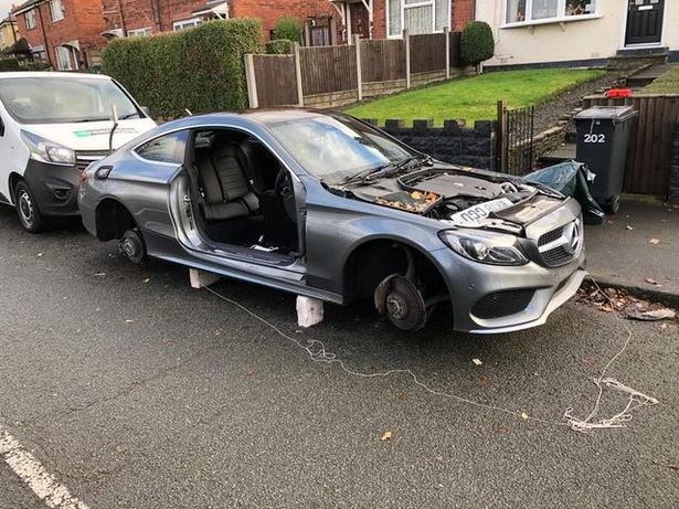 Brytyjskie media obiegły zdjęcia rozkradzionego Mercedesa fot. Internet /Informacja prasowa