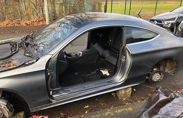 Brytyjskie media obiegły zdjęcia rozkradzionego Mercedesa / fot. internet /Informacja prasowa