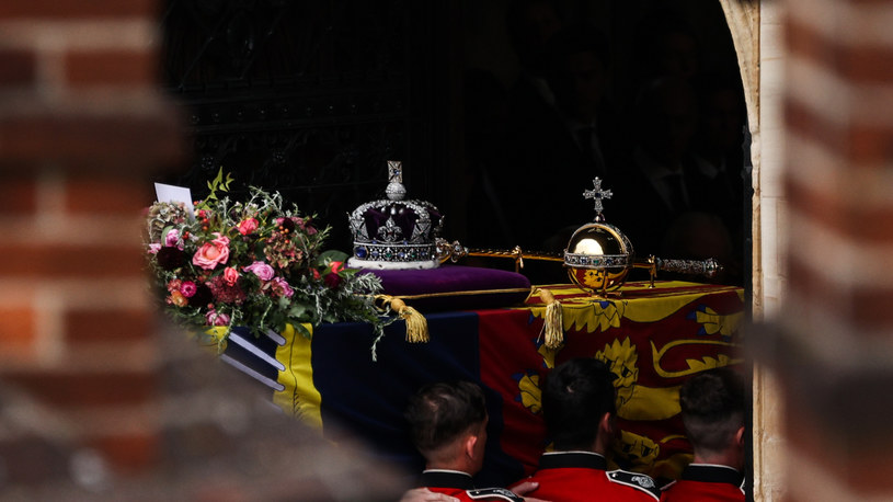 Brytyjskie regalia królewskie /ADRIAN DENNIS /AFP