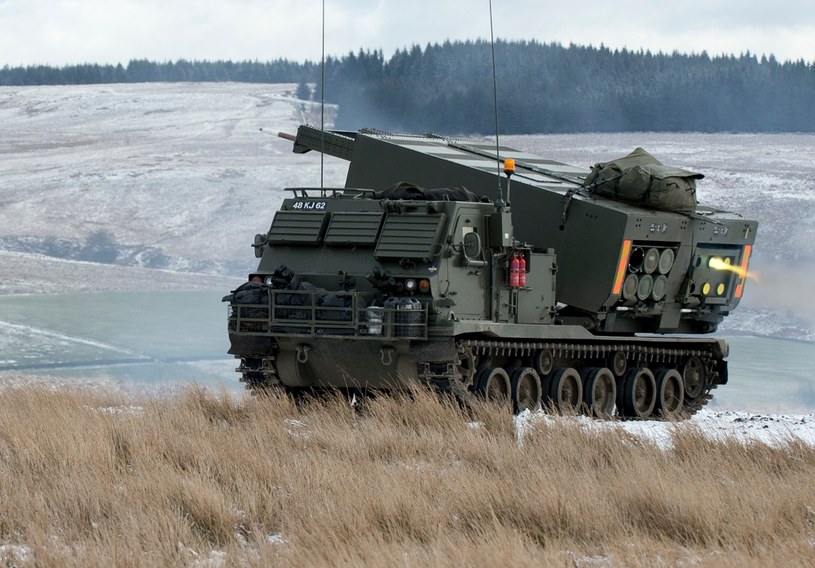 Brytyjskie systemy artyleryjskie  M270 podczas prób na poligonie /Wikipedia