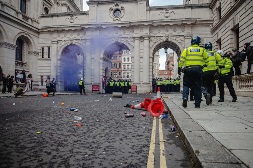 Brytyjskie ulice pogrążają się w chaosie. Brutalne zamieszki nie ustają