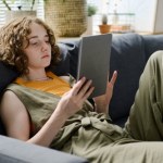 Brytyjskie Zetki masowo biorą "lewe L4"? Wyniki badania mogą szokować