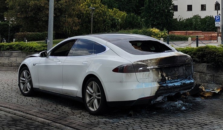 Brzeg: 38-latek podpalił teslę pod hotelem /Opolska Policja /Policja