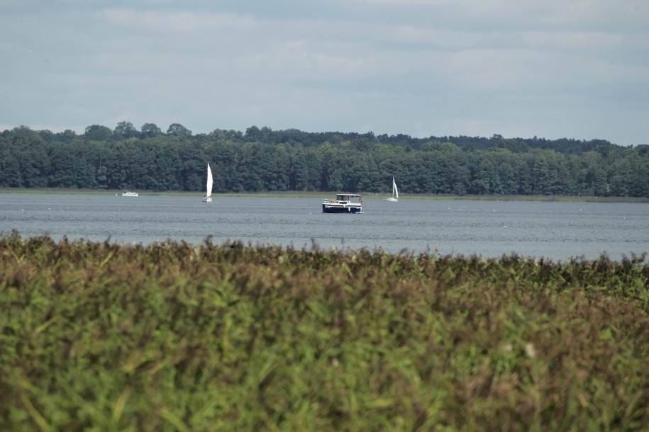 Brzeg jeziora Kisajno w miejscowości Fuleda /Tomasz Waszczuk /PAP