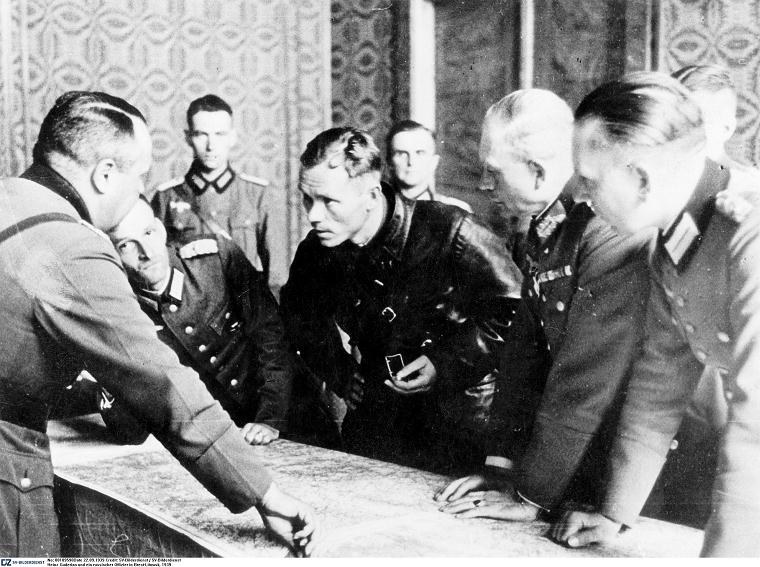 Brześć Litewski, 22 września 1939 r. Niemiecki gen. Heinz Guderian rozmawia z oficerem Armii Czerwonej /Agencja FORUM