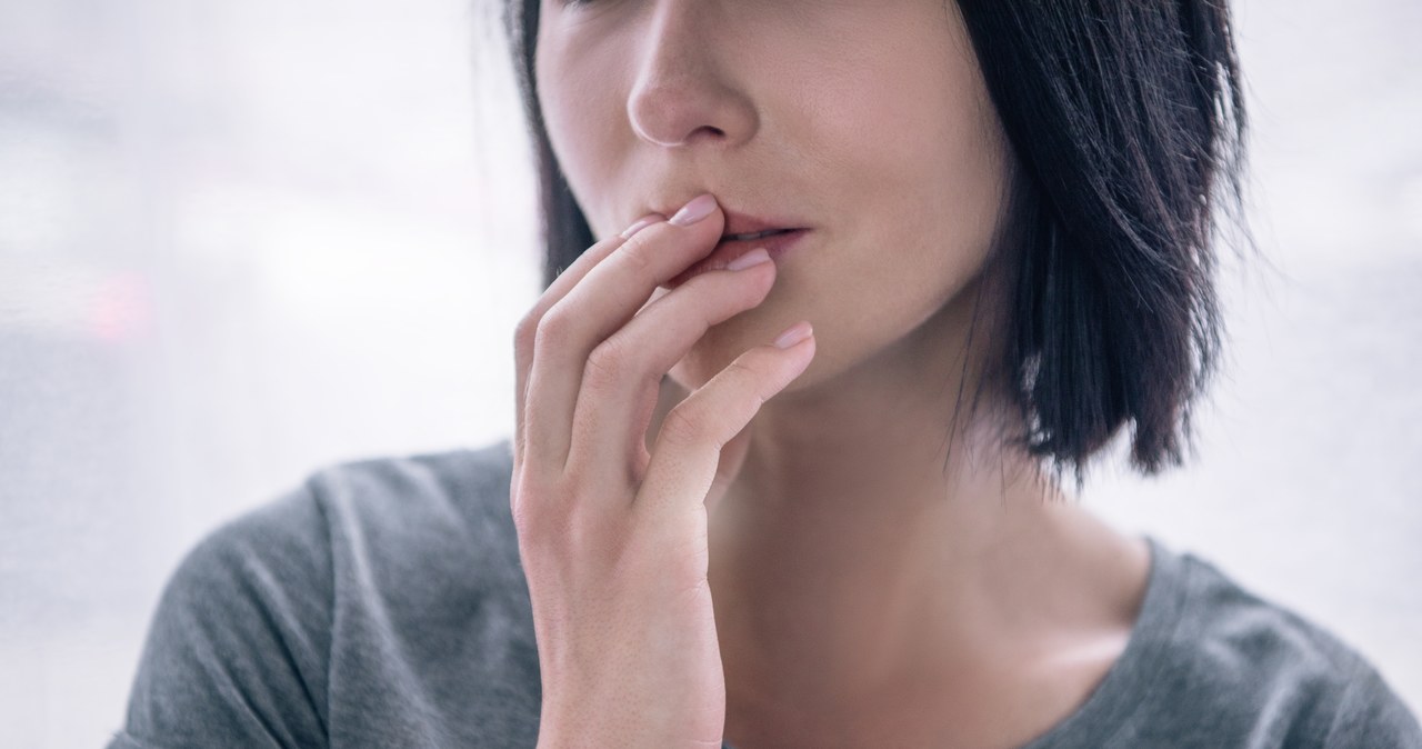 Brzydki oddech może być powodem kilka czynników. Do najpopularniejszych należą złą higiena, nieodpowiednia dieta, refluks i zatkany nos /123RF/PICSEL