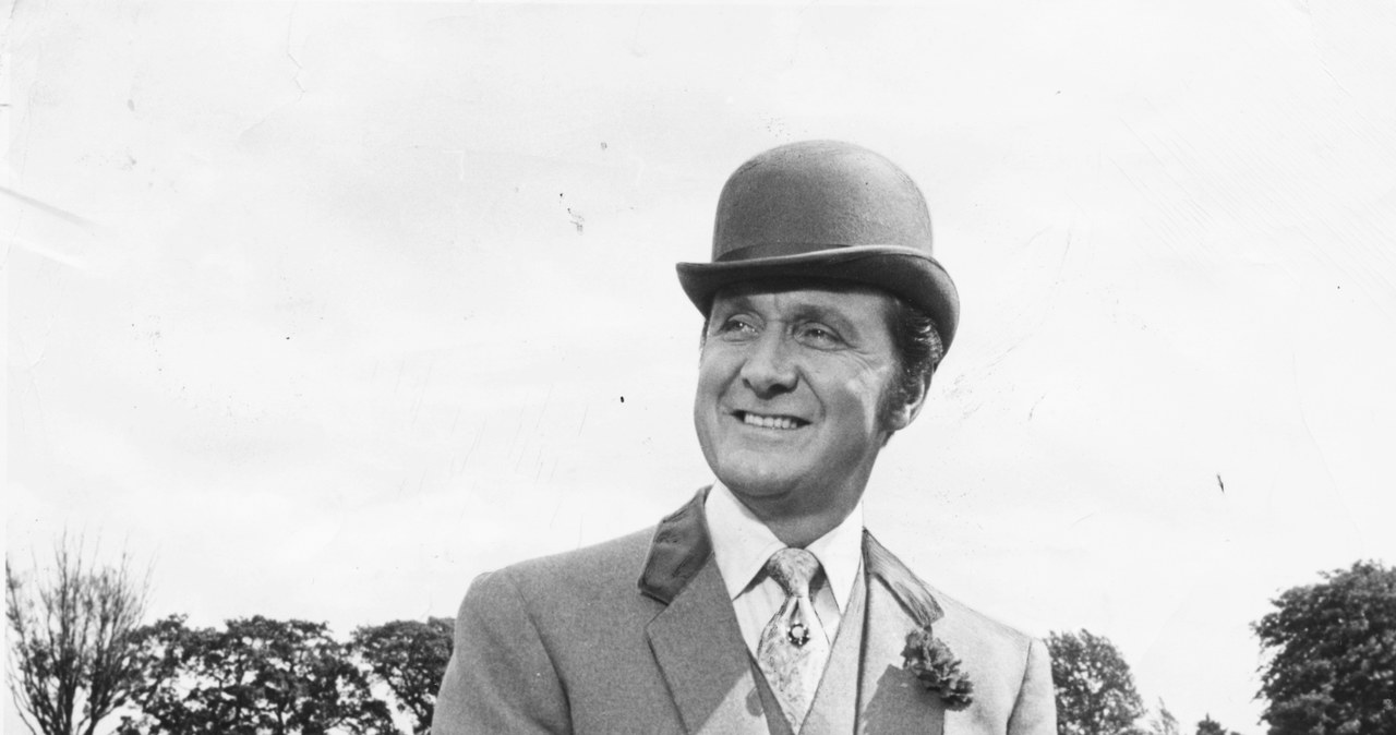 Brzydził się bronią, wolał parasol. Patrick Macnee na planie "Rewolwera i melonika" /Keystone Hulton Archive /Getty Images