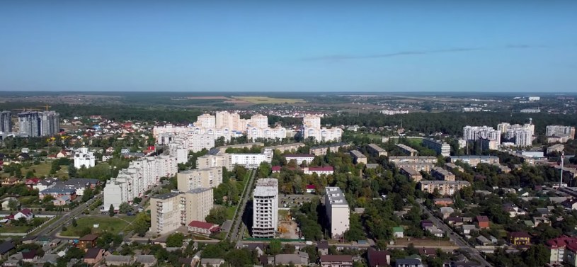 Bucza była kiedyś pięknym miastem /Zrzut ekranu/ Буча с дрона. День Бучи и велопробег 2020 /YouTube