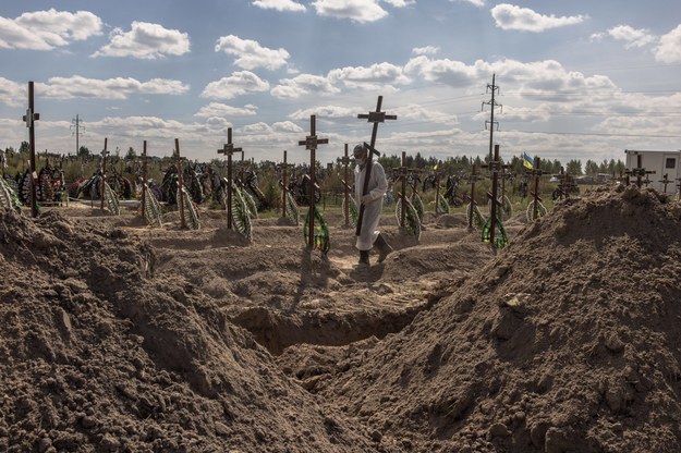 Bucza: Pogrzeb niezidentyfikowanych ofiar rosyjskich najeźdźców /ROMAN PILIPEY /PAP/EPA