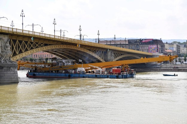 Budapeszt: Pływający dźwig wyciągnie wrak statku wycieczkowego /ZOLTAN MATHE /PAP/EPA