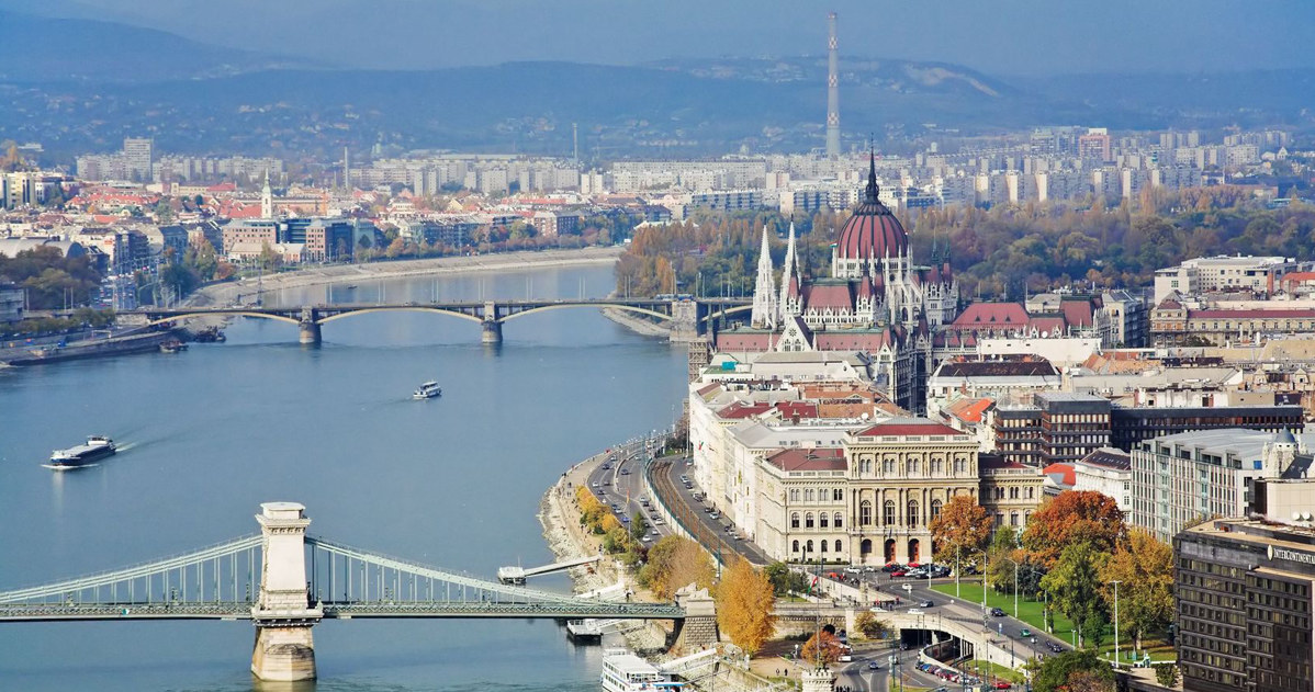 Budapeszt to miasto pełne pięknych kamienic, kościołów, placów, pomników i fontann /123RF/PICSEL