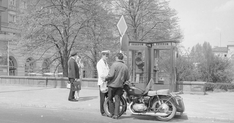 Budka telefoniczna na placu Dzierżyńskiego (obecnie plac Bankowy) w Warszawie /Z archiwum Narodowego Archiwum Cyfrowego