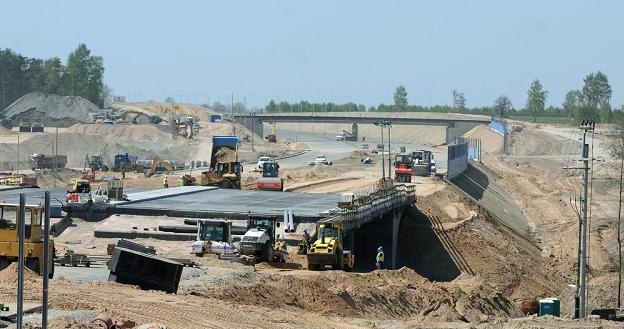 Budowa A2. Nie ma szans, by za miesiąc pojechały tędy samochody / Fot: Przemysław Jach /Agencja SE/East News