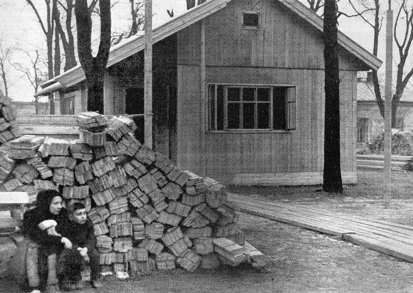 Budowa domków fińskich na osiedlu Jazdów w Warszawie w marcu 1945 roku /Domena publiczna /Wikimedia