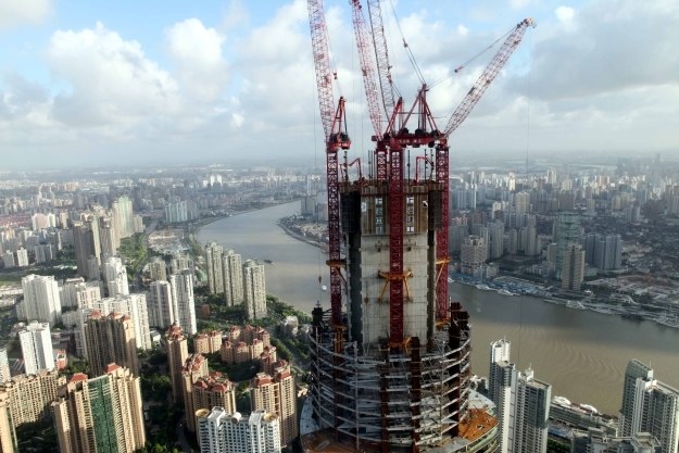 Budowa drapacza chmur w Szanghaju /AFP