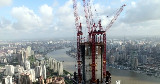 Budowa drapacza chmur w Szanghaju /AFP