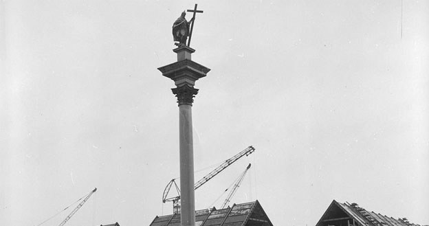 Budowa konstrukcji dachu podczas odbudowy Zamku Królewskiego w Warszawie. Zdjęcie z 1973 roku /Z archiwum Narodowego Archiwum Cyfrowego