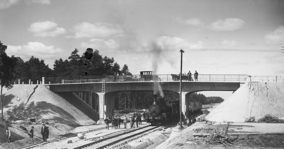 Budowa magistrali kolejowej Śląsk-Gdynia na odcinku Herby-Kalety. Widoczny wiadukt szosy Częstochowa-Lubliniec nad linią kolejową /Z archiwum Narodowego Archiwum Cyfrowego