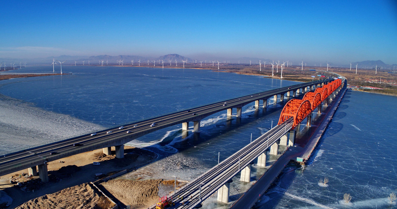 Budowa najdłuższego mostu na świecie — Danyang-Kunshan Grand Bridge — zajęła chińskiemu przedsiębiorstwu CRBC zaledwie cztery lata — od 2006 do 2010 roku /Xinhua News/East News /East News