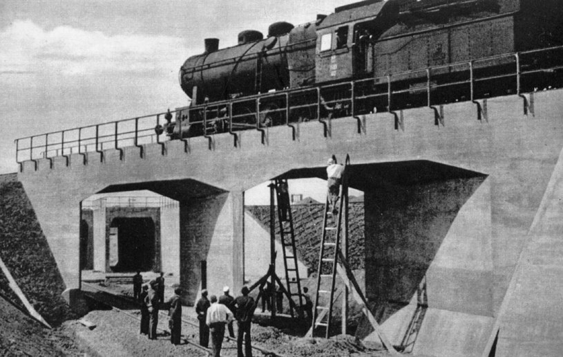 Budowa nowego (do dziś używanego) wiaduktu nad szlakiem do stacji Warszawa Zachodnia /Archiwum Tomasza Basarabowicza