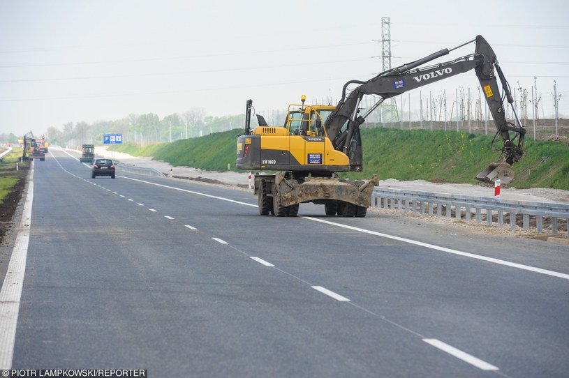 Budowa nowych dróg powoli daje efekty... /Piotr Lampkowski /Reporter