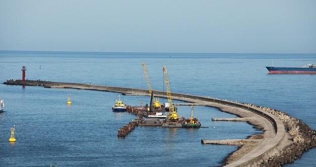 Budowa nowych falochronow w porcie-terminalu LNG. Fot. Daniel Szysz /Reporter