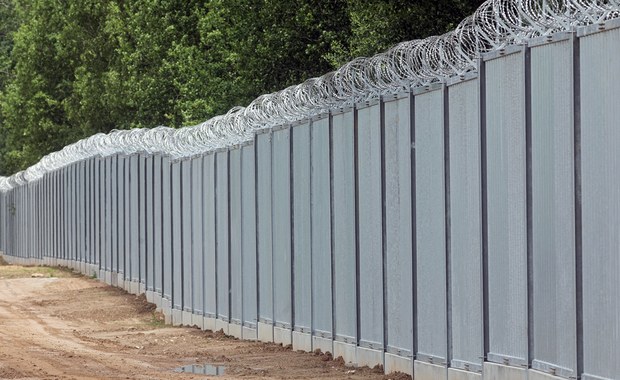 Budowa ogrodzenia na granicy z Białorusią. Rozpoczęto montowanie sprzętu elektronicznego