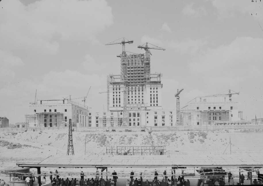 Budowa Pałacu Kultury i Nauki ruszyła 2 maja 1952 r. Na zdjęciu wznoszenie najwyższych kondygnacji /Stanisław Dąbrowiecki/CAF /PAP