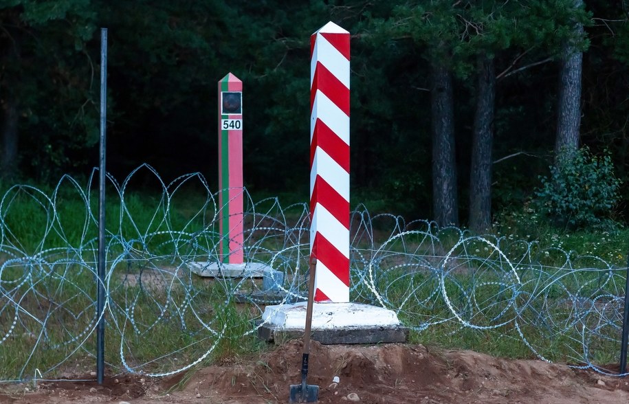 Budowa płotu na granicy polsko-białoruskiej w okolicy wsi Nomiki /Marcin Onufryjuk /PAP/EPA
