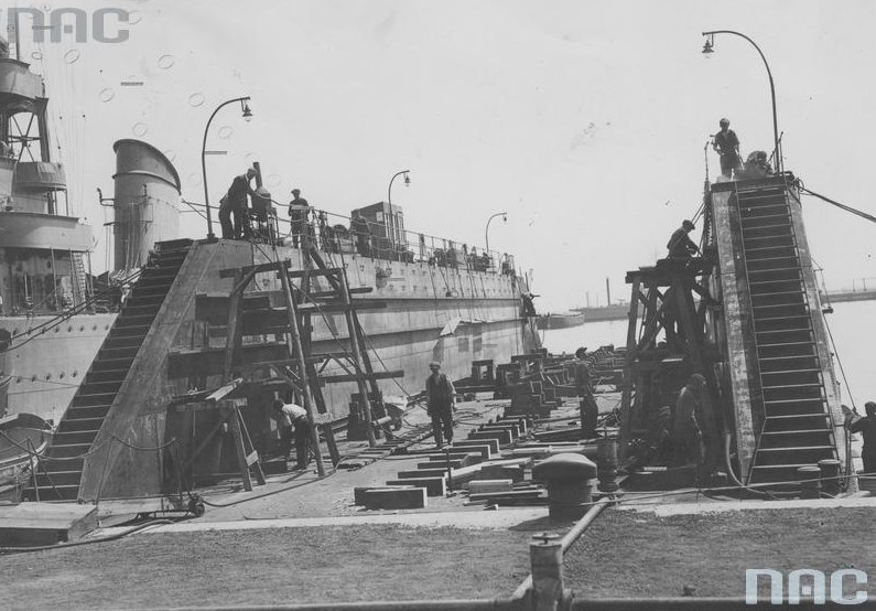 Budowa pływającego doku (o nośności 500 ton) warsztatów Marynarki Wojennej w Gdyni /Z archiwum Narodowego Archiwum Cyfrowego