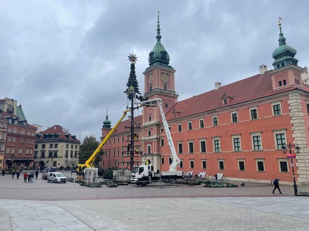 Budowa świątecznego drzewka na Placu Zamkowym w Warszawie /Jakub Rybski /RMF FM