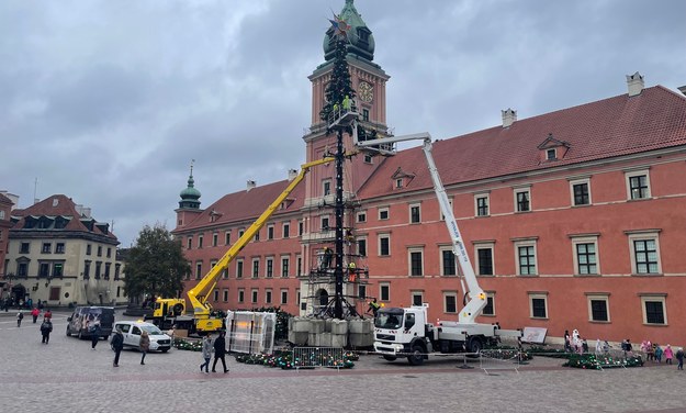 Budowa świątecznego drzewka na Placu Zamkowym w Warszawie /Jakub Rybski /RMF FM