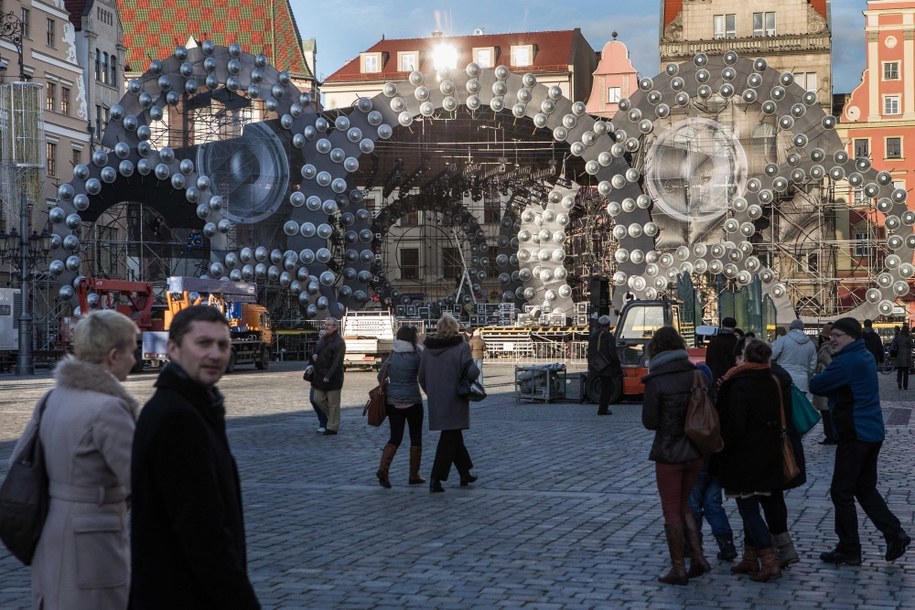 Budowa sylwestrowej sceny na wrocławskim rynku /Maciej Kulczyński /PAP