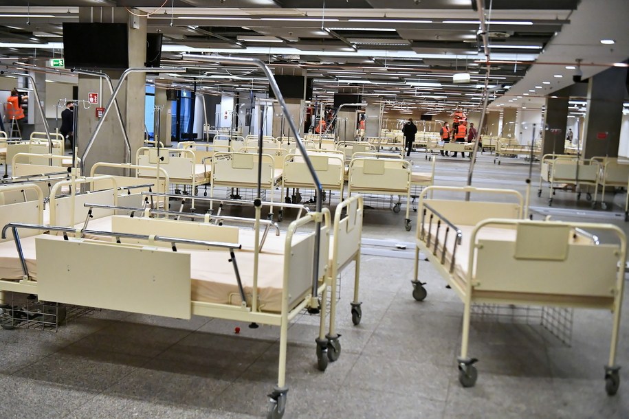 Budowa szpitala polowego na stadionie PGE Narodowy w Warszawie, /Andrzej Lange /PAP