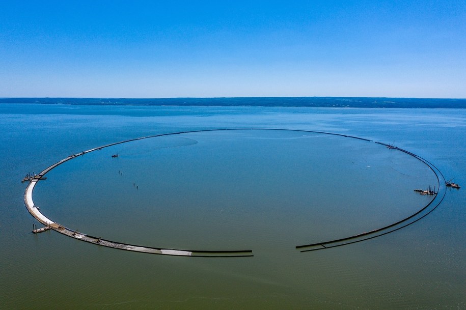 Budowa sztucznej wyspy (refulacyjnej) na Zalewie Wiślanym w pobliżu wsi Skowronki o pow. 180–200 ha, na planie elipsy o długości osi głównych 1932 m i 1192 m i wysokości 2–3 m n.p.m. /Jan Dzban /PAP