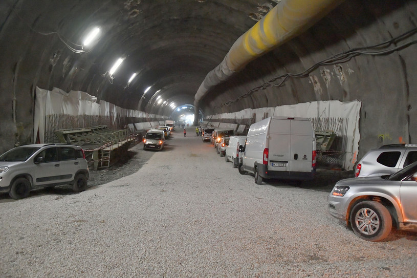 Budowa tuneli na Zakopiance zaczęła się w marcu 2017 roku i wciąż nie może się skończyć /Paweł Murzyn  /East News