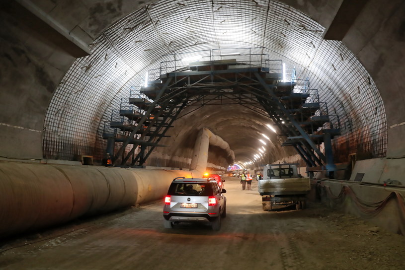 Budowa tunelu / 	Grzegorz Momot    /PAP