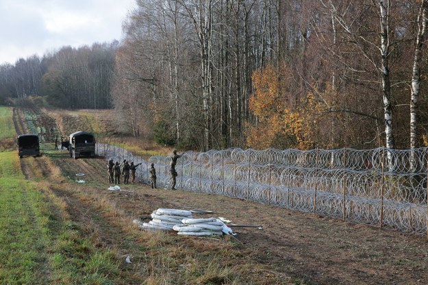 Budowa tymczasowej zapory na granicy z obwodem kaliningradzkim w okolicach miejscowości Żerdziny w gminie Dubeninki, / 	Tomasz Waszczuk    /PAP