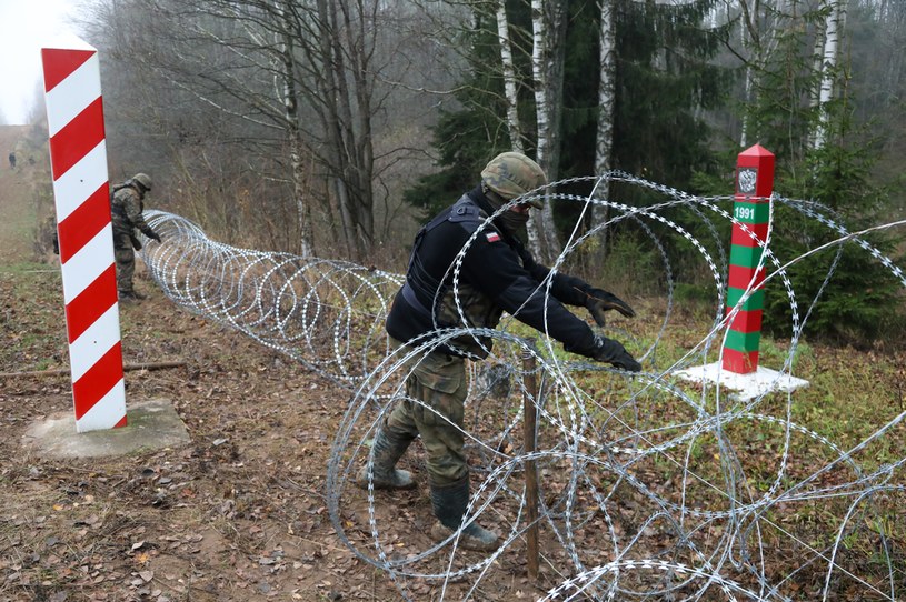 Budowa tymczasowej zapory na granicy z obwodem kaliningradzkim w okolicach miejscowości Lenkupie /PAP/Artur Reszko /PAP