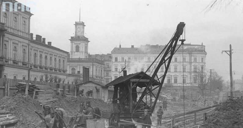 Budowa w pobliżu skrzyżowania Alej Jerozolimskich i ul. Marszałkowskiej. Widoczna wieża zegarowa Dworca Głównego (dawniej Dworca Warszawsko-Wiedeńskiego) oraz część elewacji Kamienicy Lothego /Z archiwum Narodowego Archiwum Cyfrowego